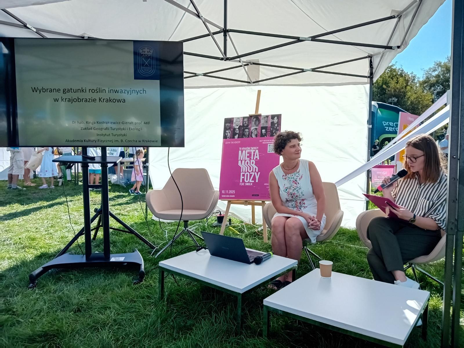 Kobiety rozmawiające na stoisku w czasie wydarzenia edukacyjnego